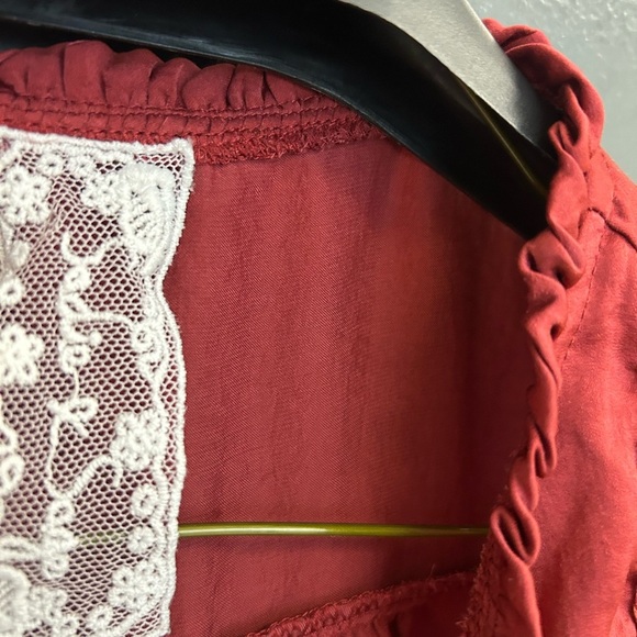 Sadie and Sage M satin feel boho peasant Red Women's Top - Picture 4 of 13